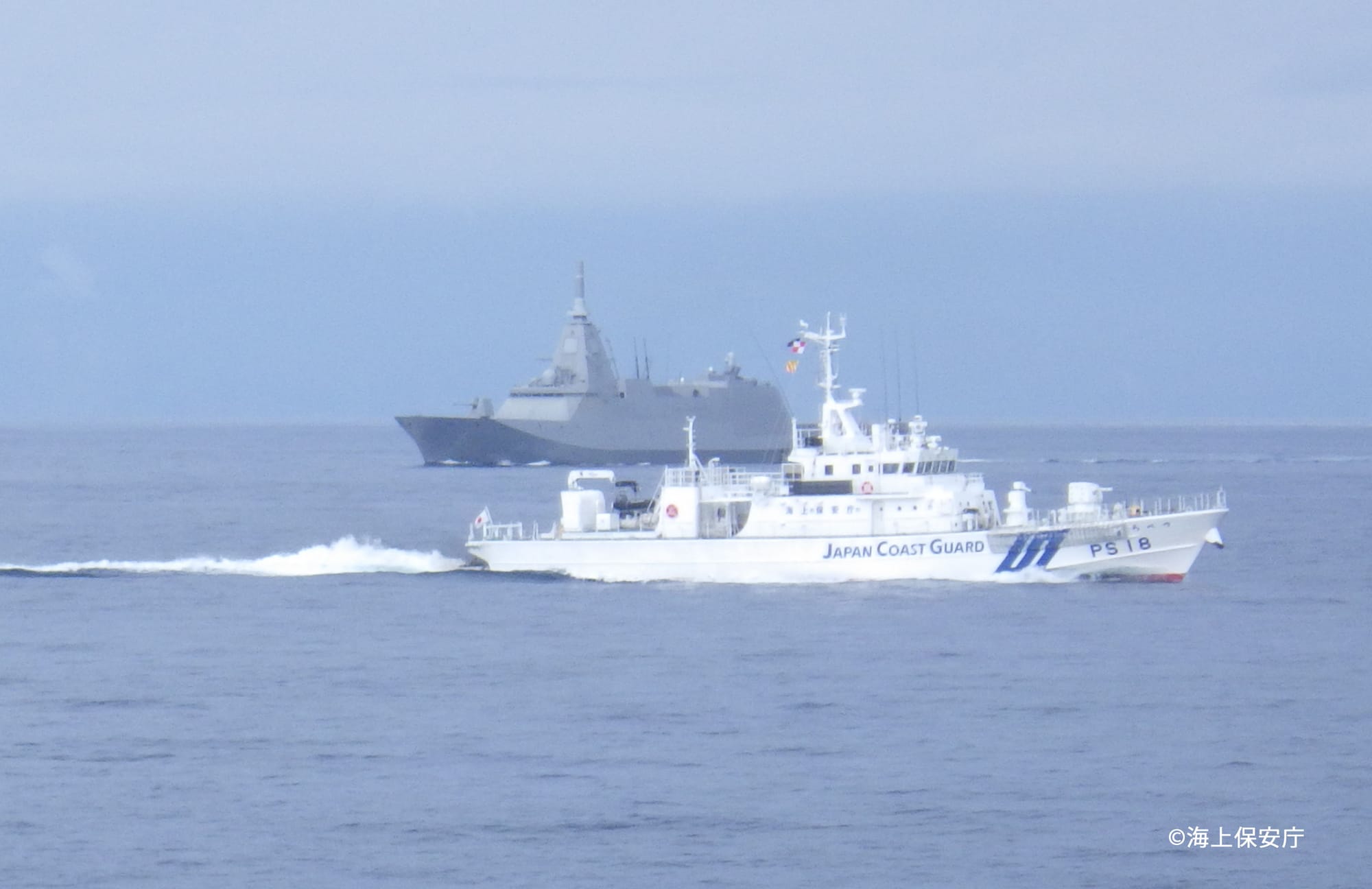 護衛艦「あがの」と海保が共同訓練を実施